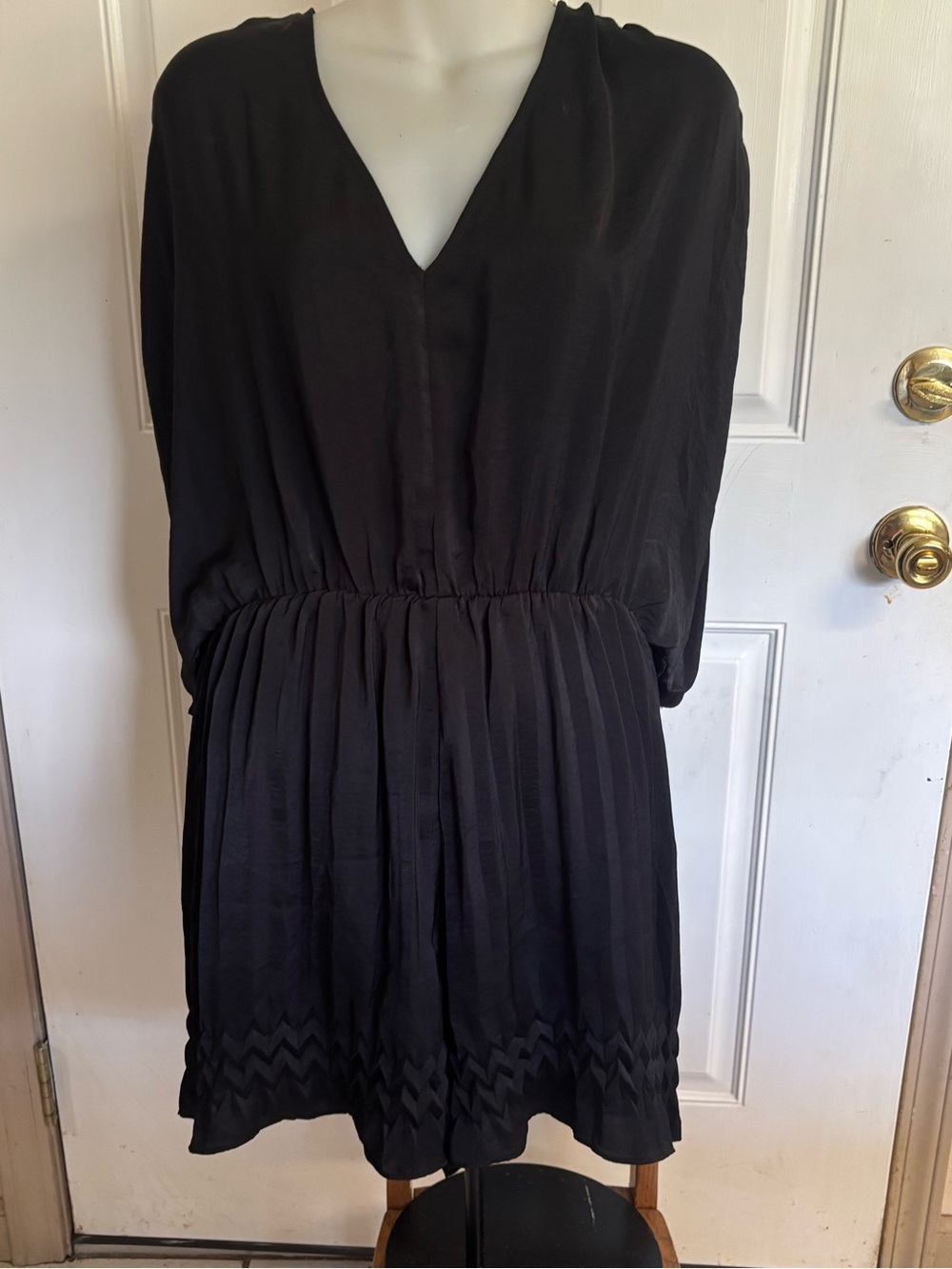 Large Entro Black short sleeve tie back chevron design hem Pleated romper. EUC